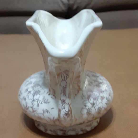 Vintage Vase with gold floral print made by Stoneer Pottery Co. - Picture 2 of 9